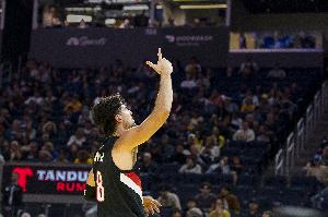 打得有点轻松！阿夫迪亚半场10中4&三分4中2拿到13分3板