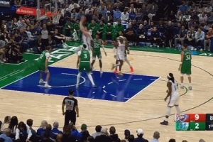 四人定在地上！亚历山大突破吸引防守 分球哈滕后者暴扣得手