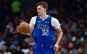 打几分？弗拉格生涯前5场场均13.4分6.2板2.8助 命中率41%