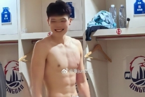 媒体人：杨瀚森在CBA练出了八块腹肌 现在是NBA教练要求他增重