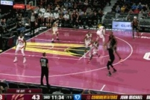 真不容易啊！鲍尔下半场回来借掩护命中三分 个人本场首个进球