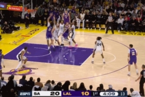 文班下场了是吧！东契奇突破助飞海斯空接暴扣