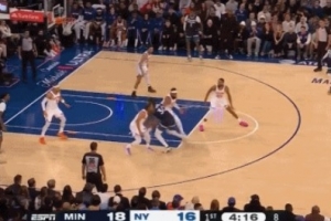 张飞绣花！兰德尔穿越包夹滞空拉杆上篮 华丽打成2+1