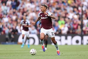 罗杰斯近两赛季各项赛事运动战助攻16次，同期英超球员仅次萨拉赫