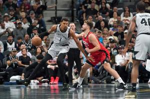 夹懵！阿杜8失误&全队24个失误 控卫问题制约火箭打不了高端局？