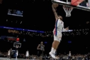 这也太秀了！康宁汉姆抢断一条龙送大风车暴扣