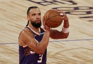 上头！马威强攻打中后狄龙潇洒甩头把球顶飞 被吹违例送哈登1分