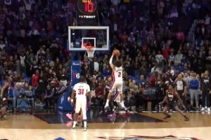 大将之风！康宁汉姆预判包夹抢冲内线 高难度转身跳投命中关键2分