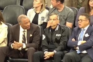 看不下去了？国王老板和管理层场边黑脸看球 第三节结束后溜了