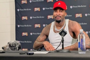 德拉蒙德带“哥们”出席新闻发布会！一本正经玩梗：是真的狗！