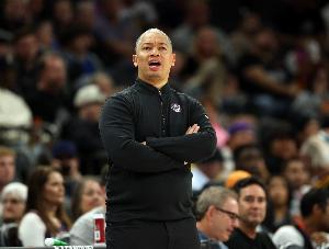 和上赛季的区别？卢：从训练营开始 一切都是围绕小卡/比尔/哈登