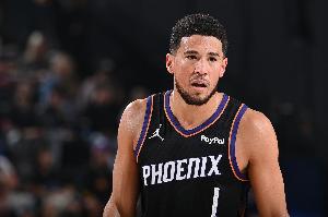 稳定火力！布克半场10中6贡献15分 罚球3中3