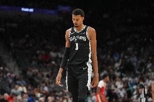 文班亚马谈关键三分：如果我硬往人堆里突 反而会让情况更复杂