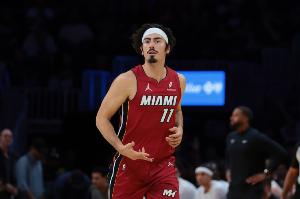 差劲！哈克斯15投仅4中拿到11分4助 三分4中0