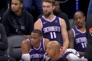 彻底花了！里萨谢飞速反击 大踏步左手劈扣领先到28分！