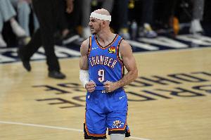 究极攻防！卡鲁索回防狂追生抢里夫斯快攻 随后再命中三分