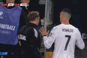 说了些什么？C罗染红离场被对手教练组成员拦住，说了几句话才走