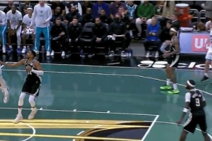 小桥上篮被科尔·安东尼拉拽肩膀犯规 裁判回看追加一级恶意犯规