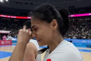 广东全运女篮夺冠后众将喜极而泣！主帅郑薇指导：太不容易了