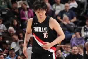 围绕着他打就对了！杨瀚森连续弧顶策应做饼 连送2个好助攻！