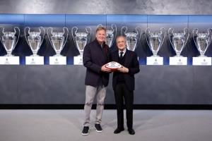 皇马主席弗洛伦蒂诺会见NFL总裁，双方互赠礼物