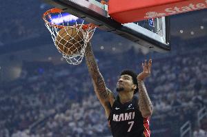 拼得很凶！韦尔保护后场篮板 球鞋被甩出场外