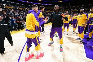 阿里纳斯：詹姆斯早就接受二当家定位了 以他的球商这太简单了