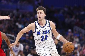 首节受伤幸好无碍！小瓦格纳半场6中3&6罚全中拿到12分2板2助