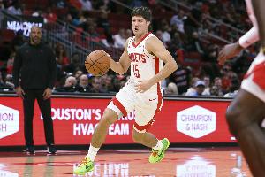 谢泼德飞身扑抢！申京：那是赢球的表现 在场上每个位置都拼命！