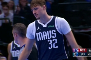 弗拉格单打乔丹·米勒连续转身碾进内线 扛着防守打进2+1