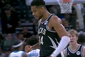 野兽出击！波蒂斯三分不中&字母哥前场板一抢三 补篮打进还加罚