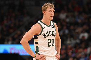 追回来了！AJ·格林连中三记三分球 雄鹿轰出一波15-0