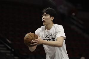 关键时刻追分三分！最后时刻杨瀚森左侧45度接球三分轰进！