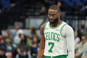 火力凶猛！杰伦·布朗反击打成2+1 绿军轰16-4领先快船18分