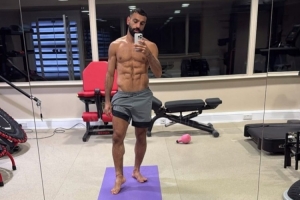 身材依然炸裂！萨拉赫社媒晒健身房训练照，腹肌棱角分明