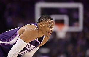 还是那个你！威少半场攻防积极 拿8分5板3助2断&5次失误略多