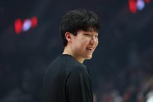 单臂暴扣！杨瀚森假转身+肘开对手 举火烧天单臂暴扣！