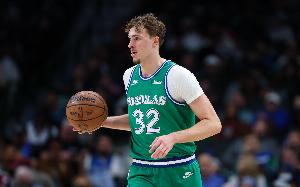 沉着冷静！弗拉格单打挤压防守 转身抛射稳稳命中