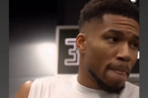 字母哥把比赛球给蒂耶罗！后者INS致意：