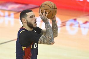 除了三分都挺好！朗佐·鲍尔8中2得6分5板5助2断 三分6中1