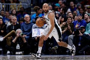 马刺伤员+1！官方：马刺后卫麦克劳林训练中遭遇右腿筋拉伤