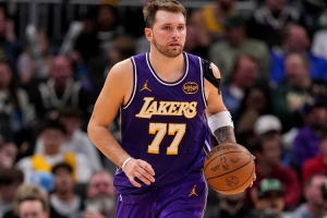 专挑我是吧？今年2月东契奇加盟湖人后的首秀也是打爵士